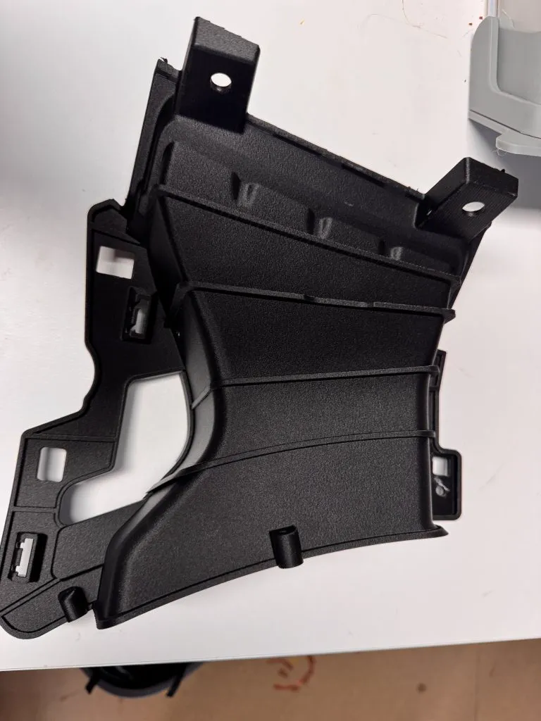 Pièce noire nervurée de carrosserie automobile, refaite sur mesure en impression 3D