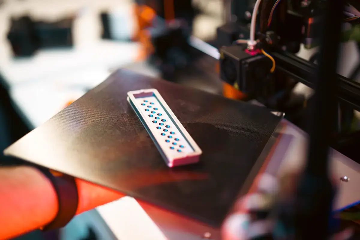 Une pièce ajourée tout juste imprimée, encore posée sur le plateau de l’imprimante 3D